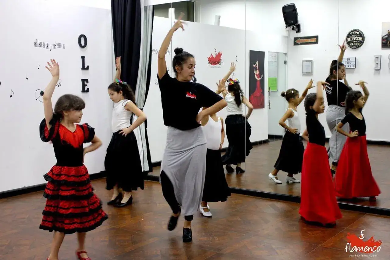 Ni&ntilde;as aprendiendo baile flamenco en clase, con su maestra. &iexcl;Ol&eacute;!