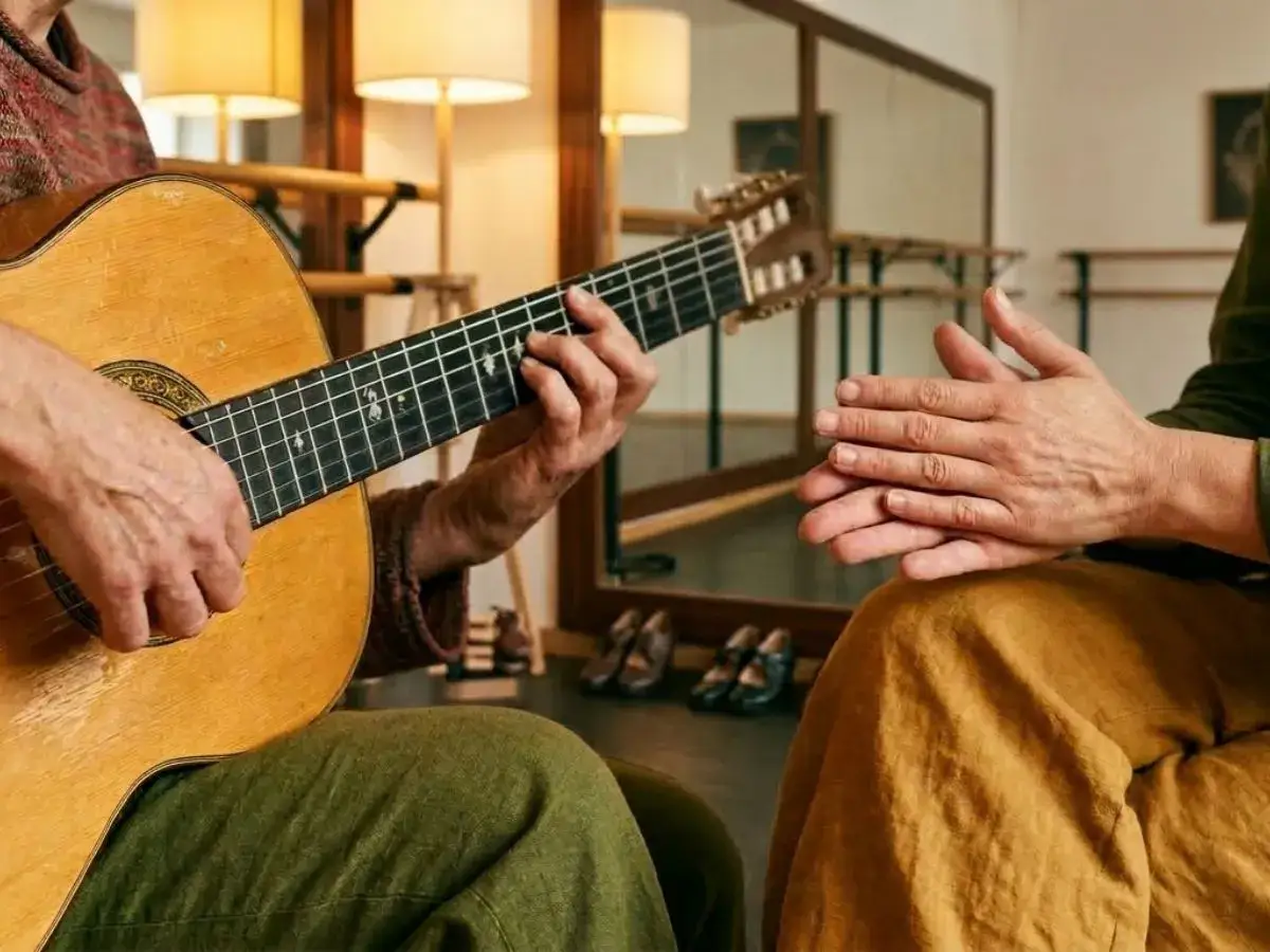 Manos tocando guitarra flamenca y palmas. Un momento de la cultura del flamenco 3 eso.