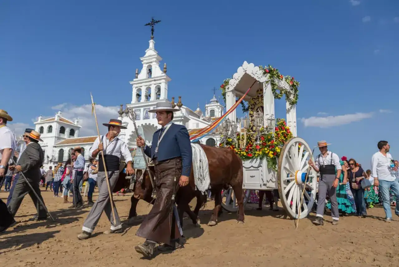 Procesi&oacute;n en El Roc&iacute;o, con un carro adornado y bueyes. La historia del Roc&iacute;o se vive en esta romer&iacute;a.